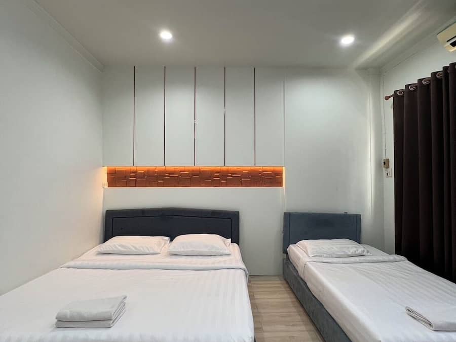 Habitación triple familiar, balcón | Escritorio, tabla de planchar con plancha, wifi gratis y ropa de cama