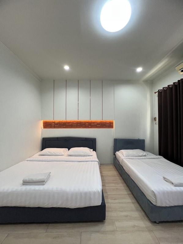 家庭三人房, 阳台 | 办公桌、熨斗/熨板、免费 WiFi、床单