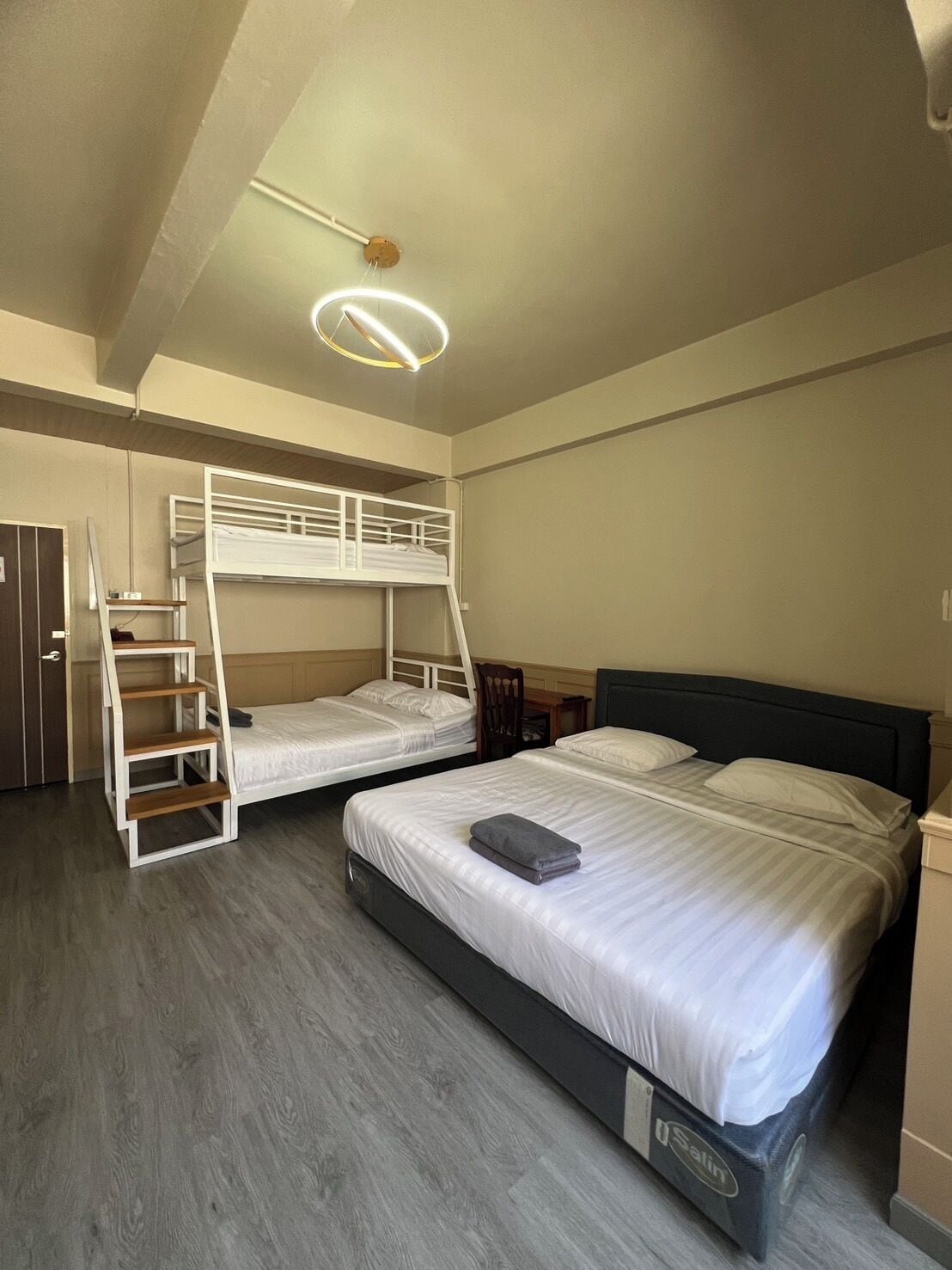 Family Room for 5 Persons | Desk, iron/ironing board, free WiFi, bed sheets