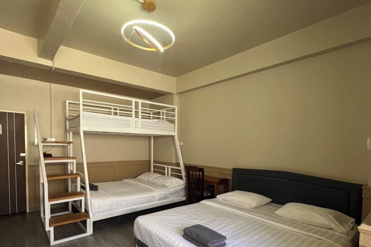 Una habitación con dos literas, un escritorio y una silla.