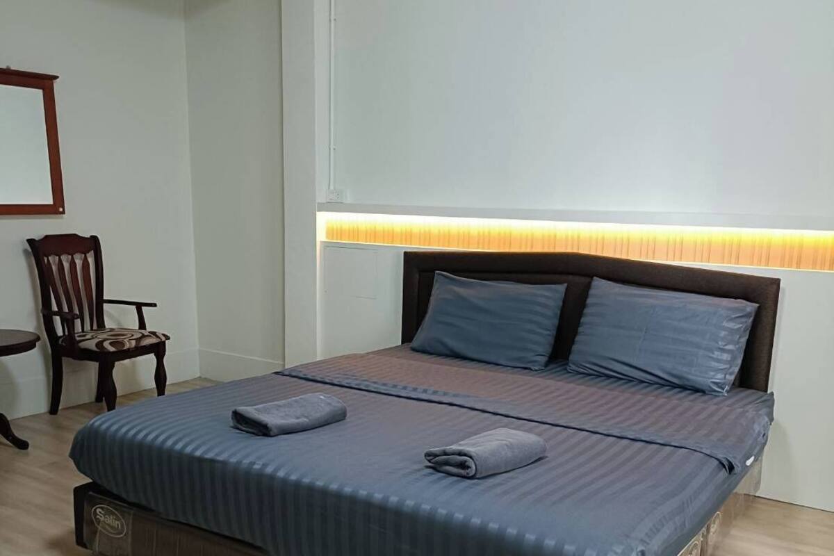 Double Room | Desk, iron/ironing board, free WiFi, bed sheets