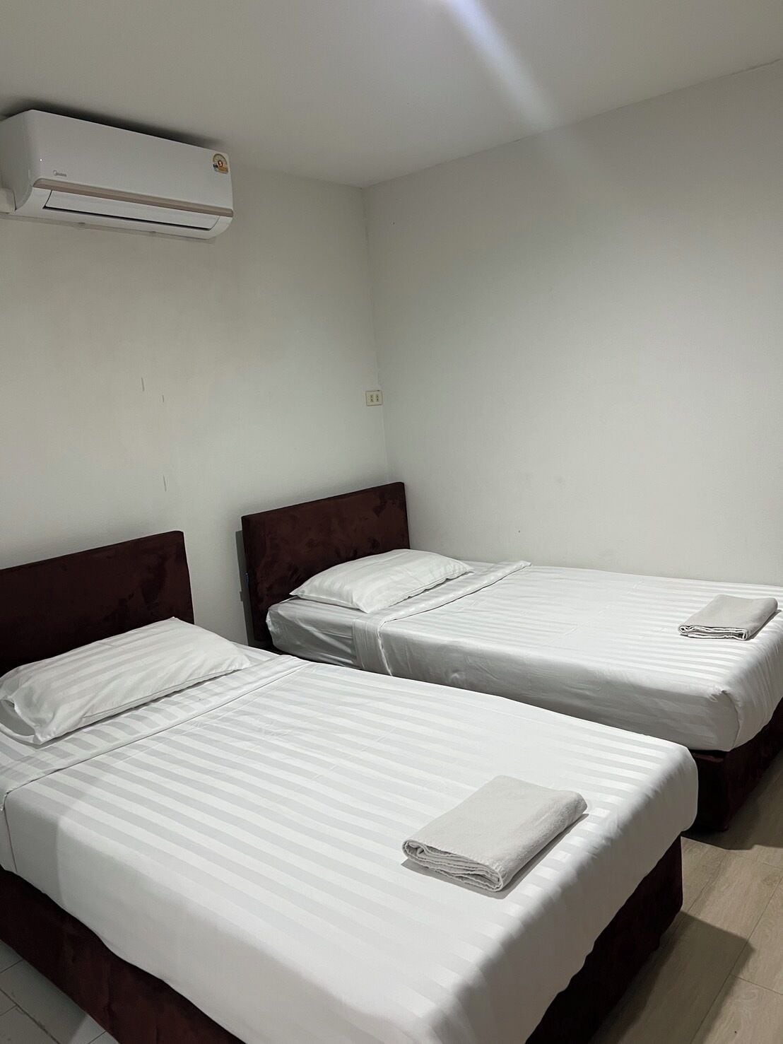 Twin Room | Desk, iron/ironing board, free WiFi, bed sheets
