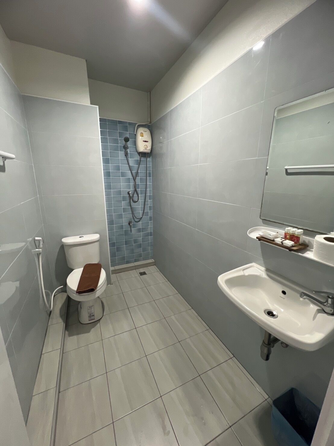 Ein kleines Badezimmer mit Toilette, Waschbecken und Dusche.