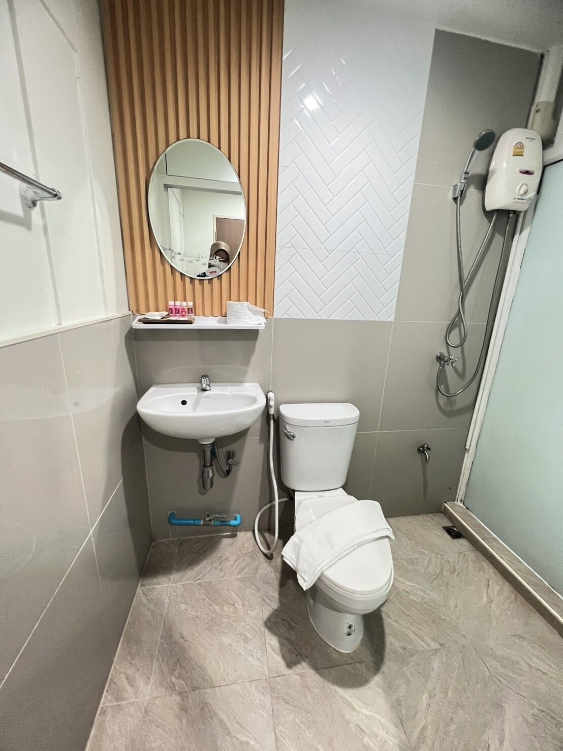 Twin Room | Bathroom | Free toiletries, hair dryer, towels, soap