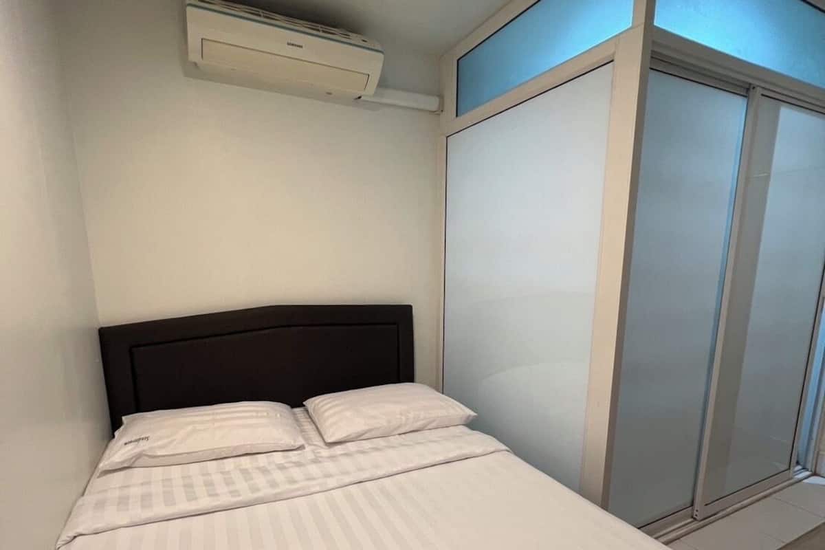 Escritorio, tabla de planchar con plancha, wifi gratis y ropa de cama 