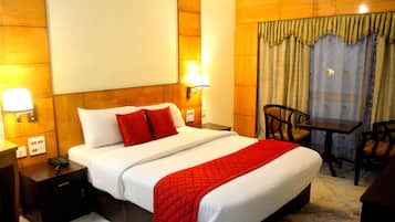 Executive Room, 1 Queen Bed, Smoking | Premium bedding, in-room safe, desk, soundproofing