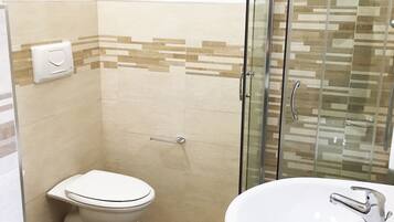 Ducha, artículos de tocador gratuitos, secador de pelo, bidet