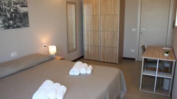 Doppia Deluxe | Una scrivania, insonorizzazione, Wi-Fi gratuito, lenzuola