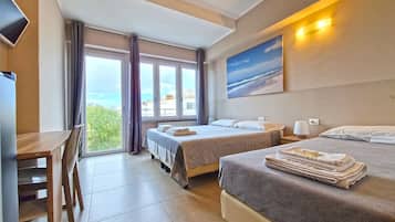 Comfort-Dreibettzimmer | Schreibtisch, schallisolierte Zimmer, kostenloses WLAN, Bettwäsche