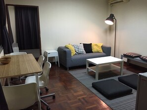 Family Suite (3rd Floor/No Elevator)  | Woonkamer