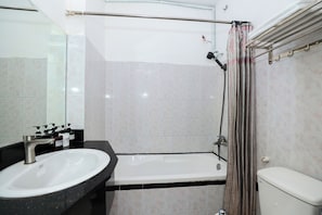 Family Room | Bathroom | Combined shower/bathtub, deep-soaking bathtub, free toiletries