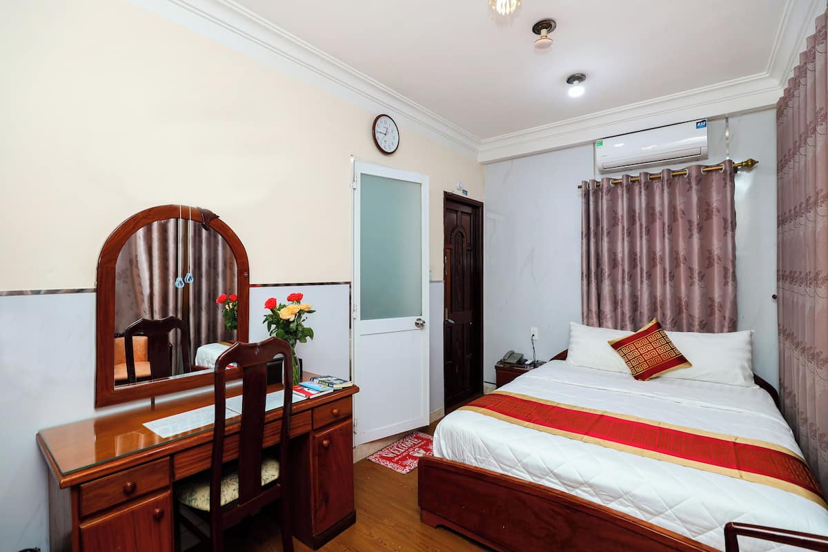 Queen Room, City View | 1 makuuhuone, ylelliset vuodevaatteet, minibaari, työpöytä