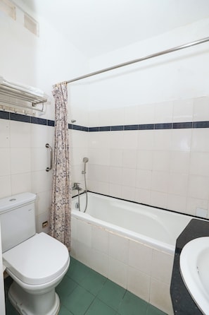 Deluxe-Doppelzimmer | Badezimmer | Duschwanne, Komfortbadewanne, kostenlose Toilettenartikel, Haartrockner