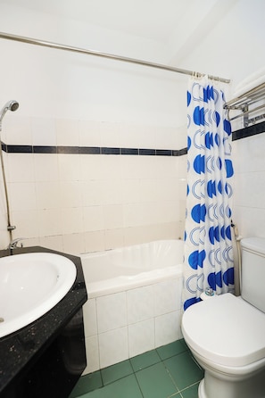 Family Room | Bathroom | Combined shower/bathtub, deep-soaking bathtub, free toiletries