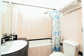 Luxury Room | Bathroom | Combined shower/bathtub, deep-soaking bathtub, free toiletries