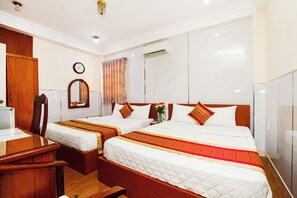 Habitación familiar | Ropa de cama de alta calidad, minibar y escritorio 