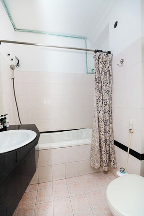 Habitación doble superior | Baño | Tina con regadera, tina profunda, amenidades de baño gratuitas 