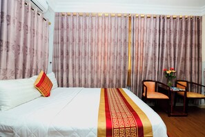 Queen Room, City View | 1 室のベッドルーム、高級寝具、ミニバー、デスク