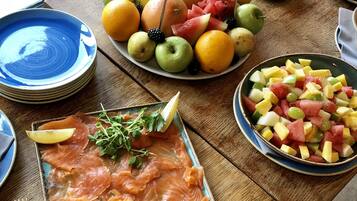 Daily cooked-to-order breakfast (GBP 10.00 per person)