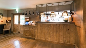 Una cocina con armarios de madera, una encimera y luces colgantes.