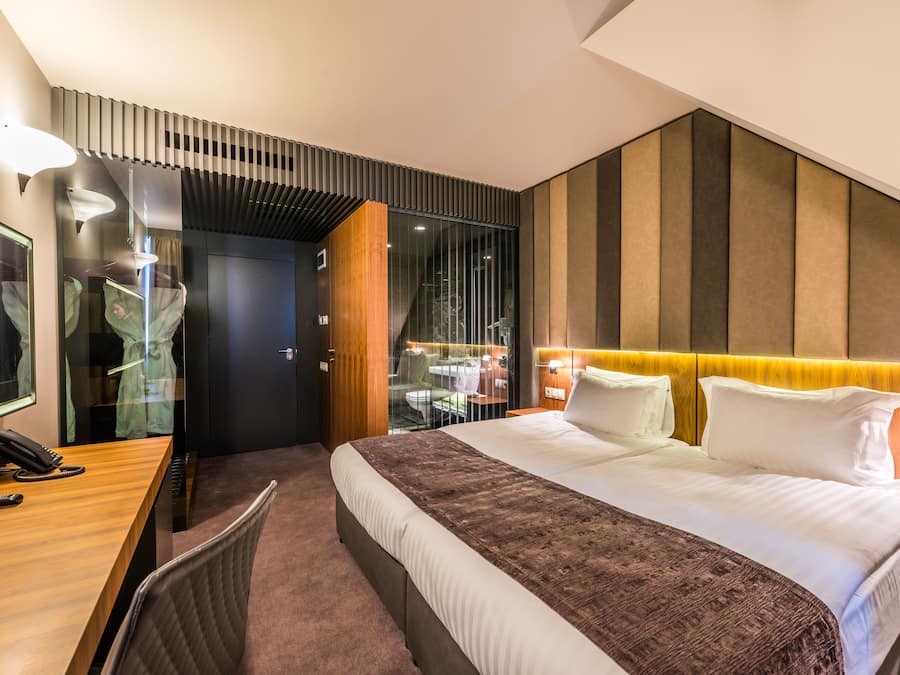 Ropa de cama de alta calidad, colchones con efecto memoria y minibar