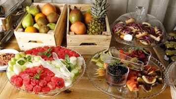 Daily cooked-to-order breakfast (EUR 12 per person)