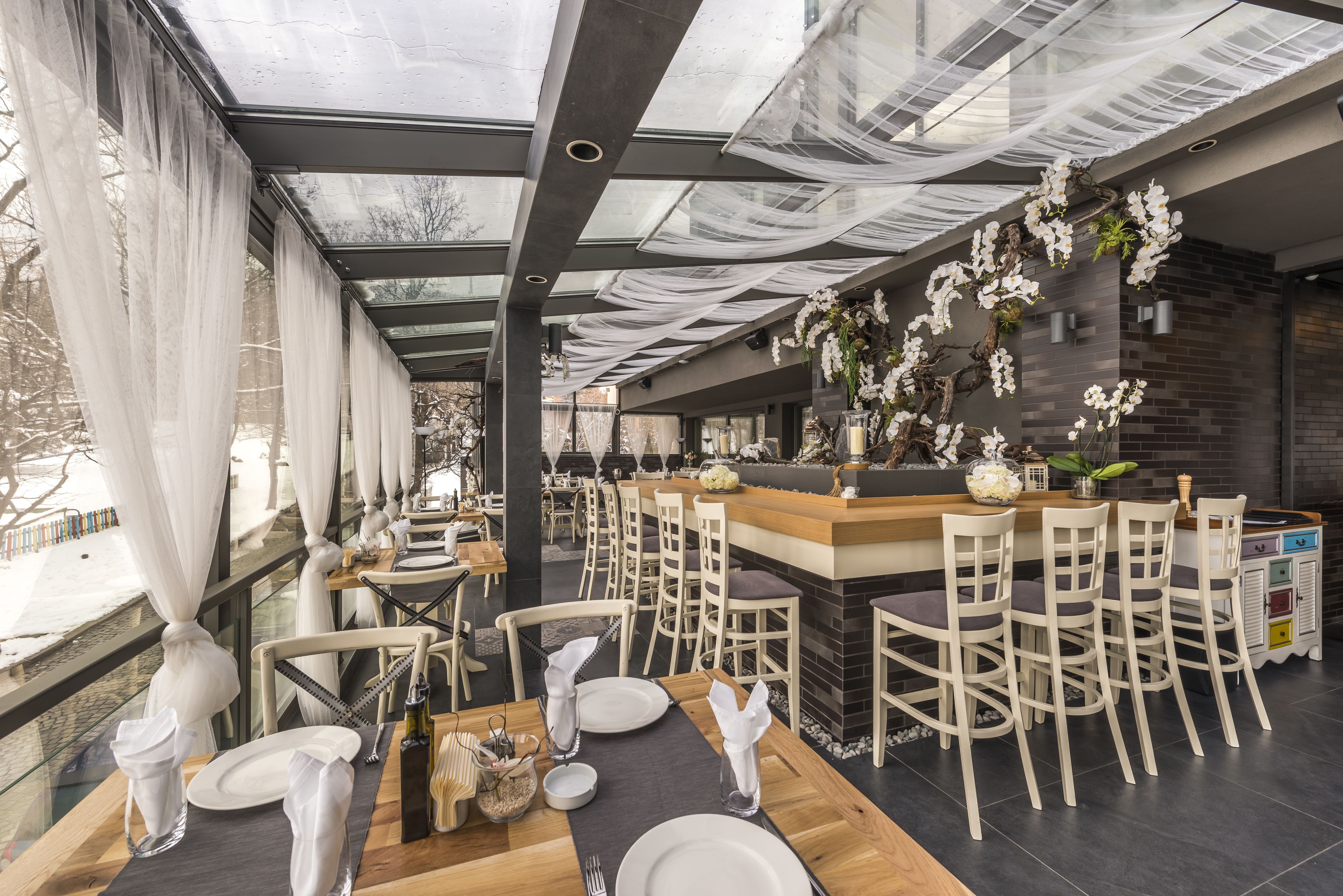 2 か所のレストラン、朝食、ランチ、ディナーに営業 (多国籍料理)