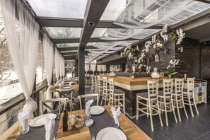 2 restaurants, breakfast, lunch, dinner served; international cuisine - All Seasons Residence Hotel (Sofia)