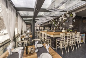 2 间餐厅，供应早餐、午餐和晚餐，国际美食