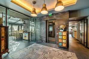 2 restaurants; breakfast, lunch, dinner, and brunch served - All Seasons Residence Hotel (Sofia)