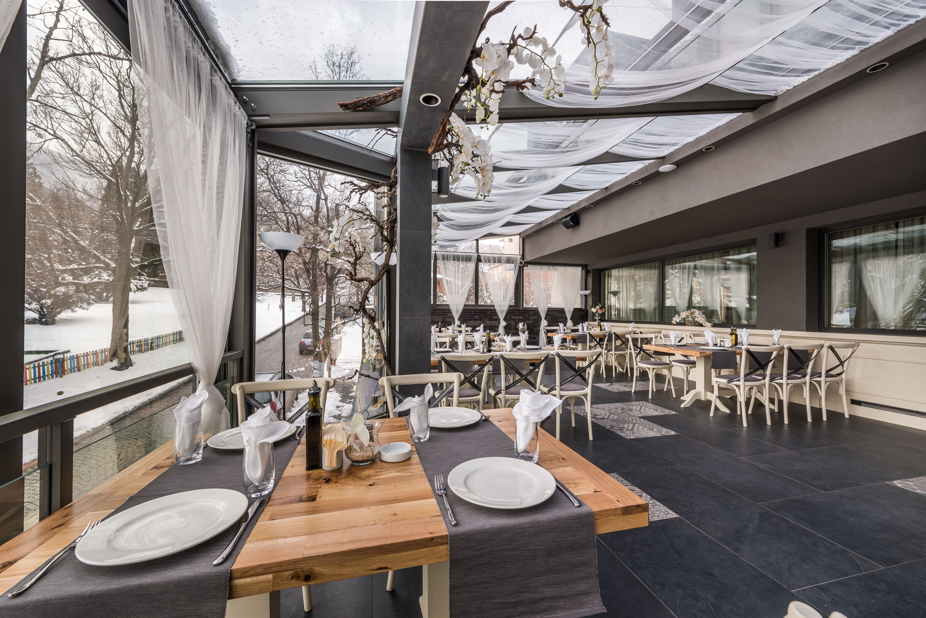 2 restaurants, breakfast, lunch, dinner served; international cuisine