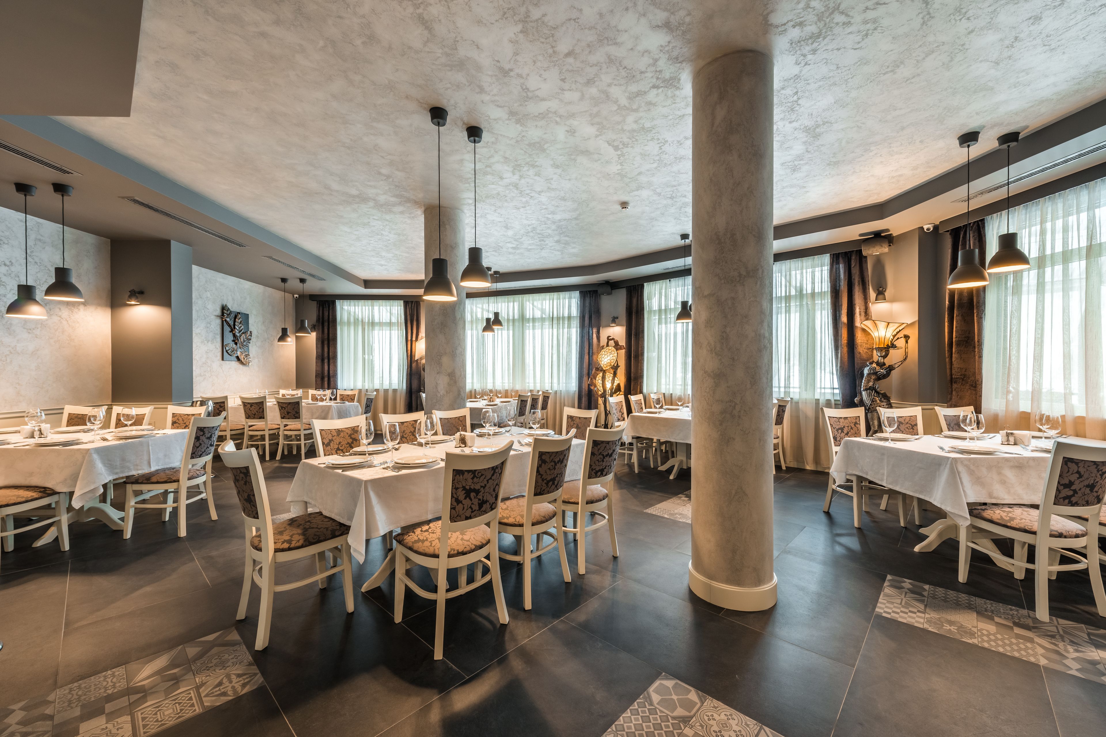 2 restaurants; breakfast, lunch, dinner, and brunch served