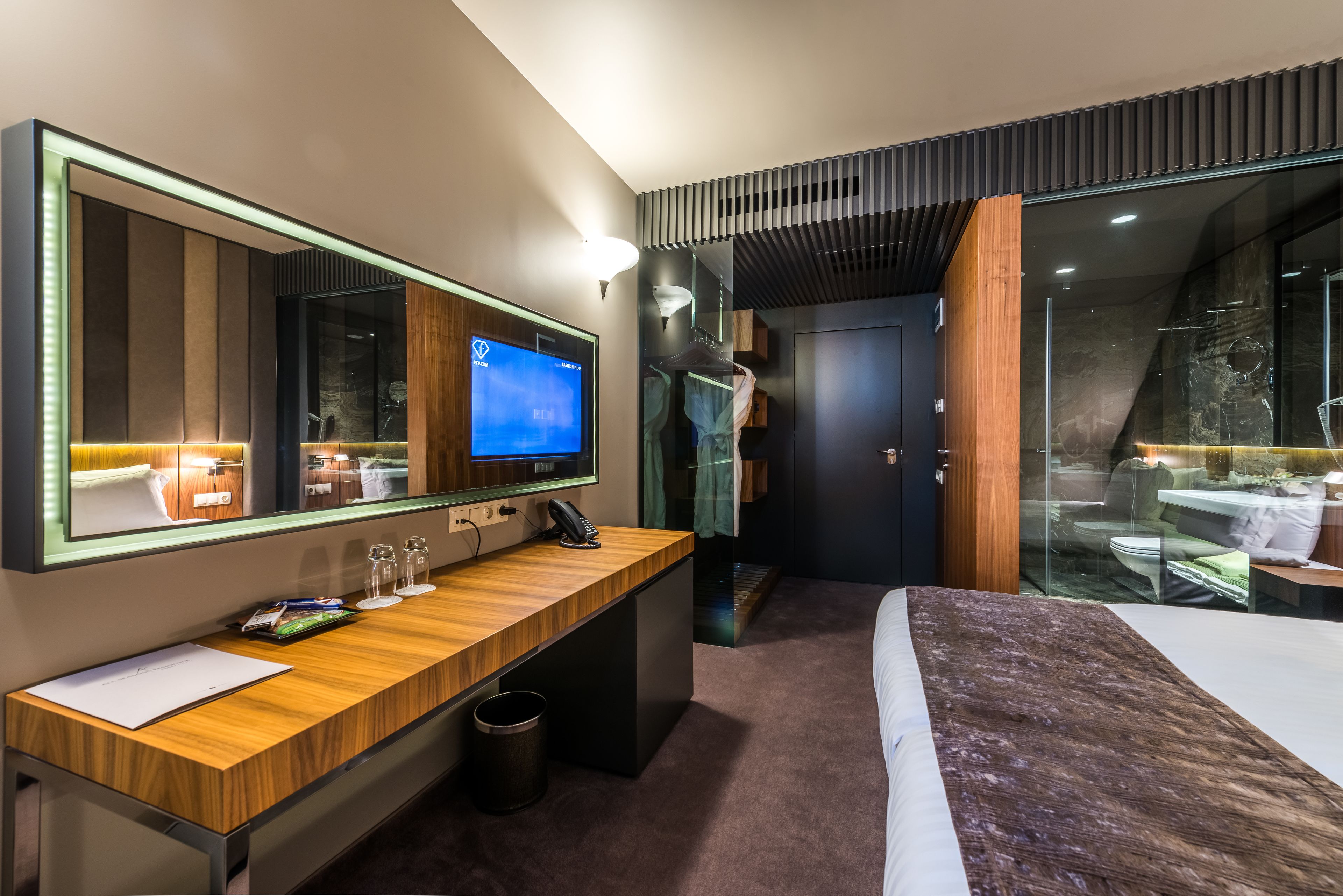 deluxe double room, 1 king bed | 1 bedroom, premium bedding, memory-foam beds, minibar