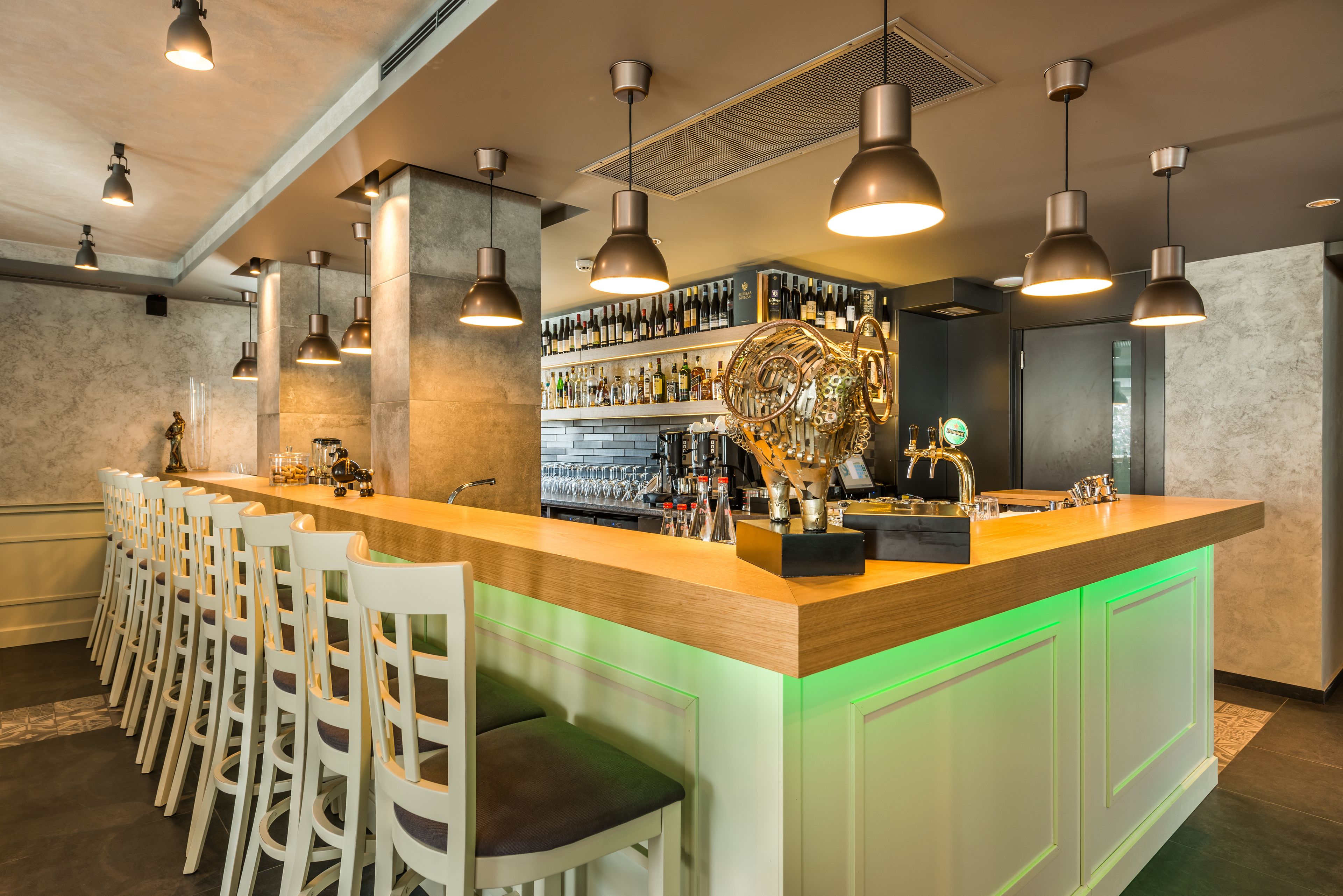 2 restaurants; breakfast, lunch, dinner, and brunch served