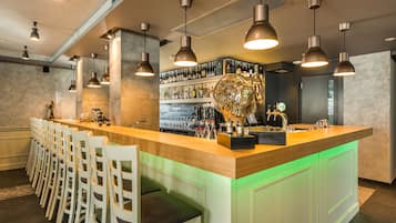 2 restaurantes; se sirve desayuno, almuerzo, cena y brunch