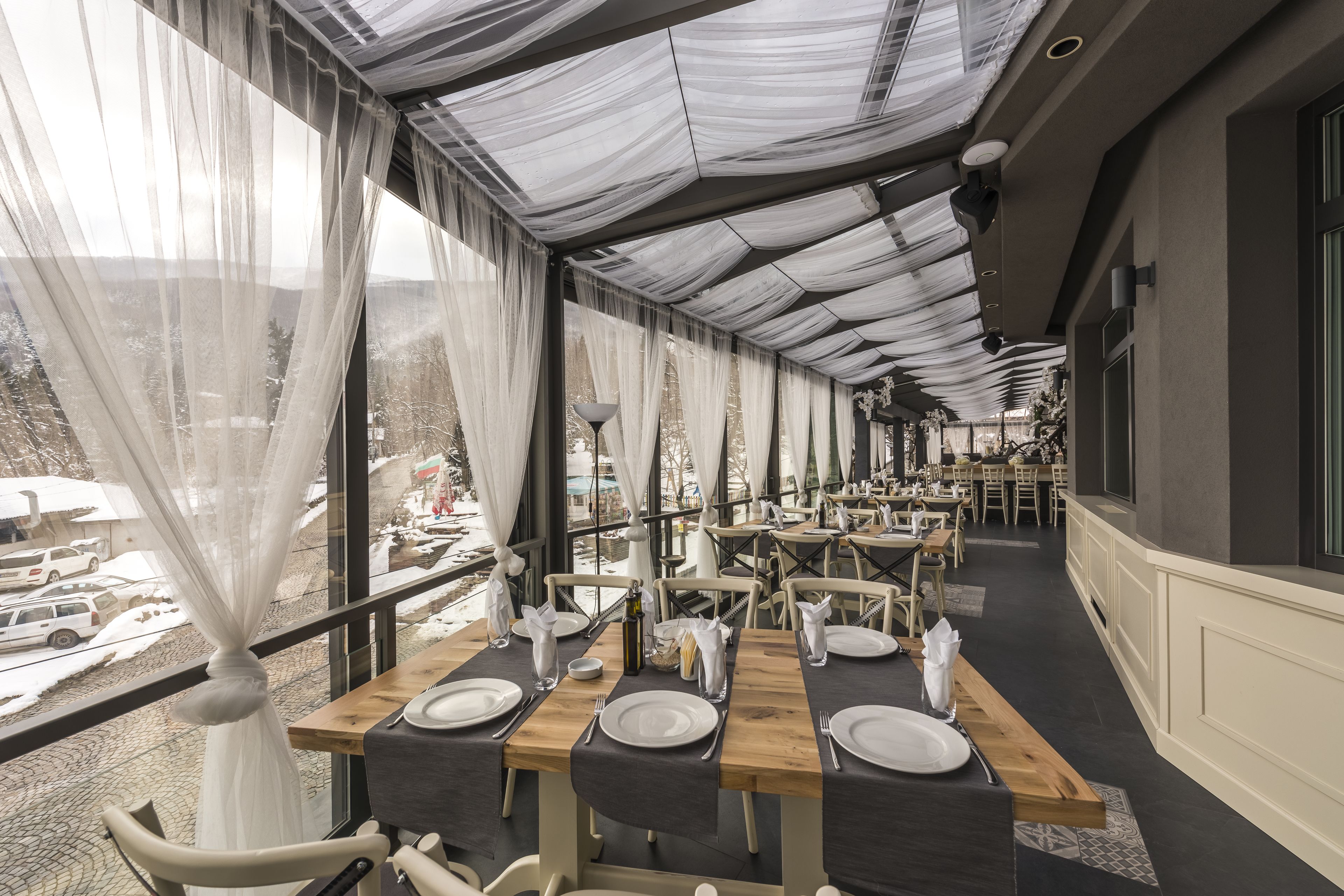 2 restaurants, breakfast, lunch, dinner served; international cuisine