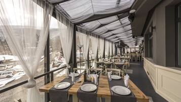 2 restaurants, breakfast, lunch, dinner served; international cuisine