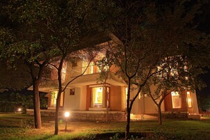 Fachada del alojamiento - Noche