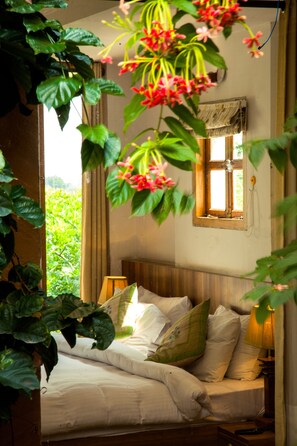 Suite Junior, vue sur le jardin | Couette en duvet, coffre-fort, décor unique, ameublement unique