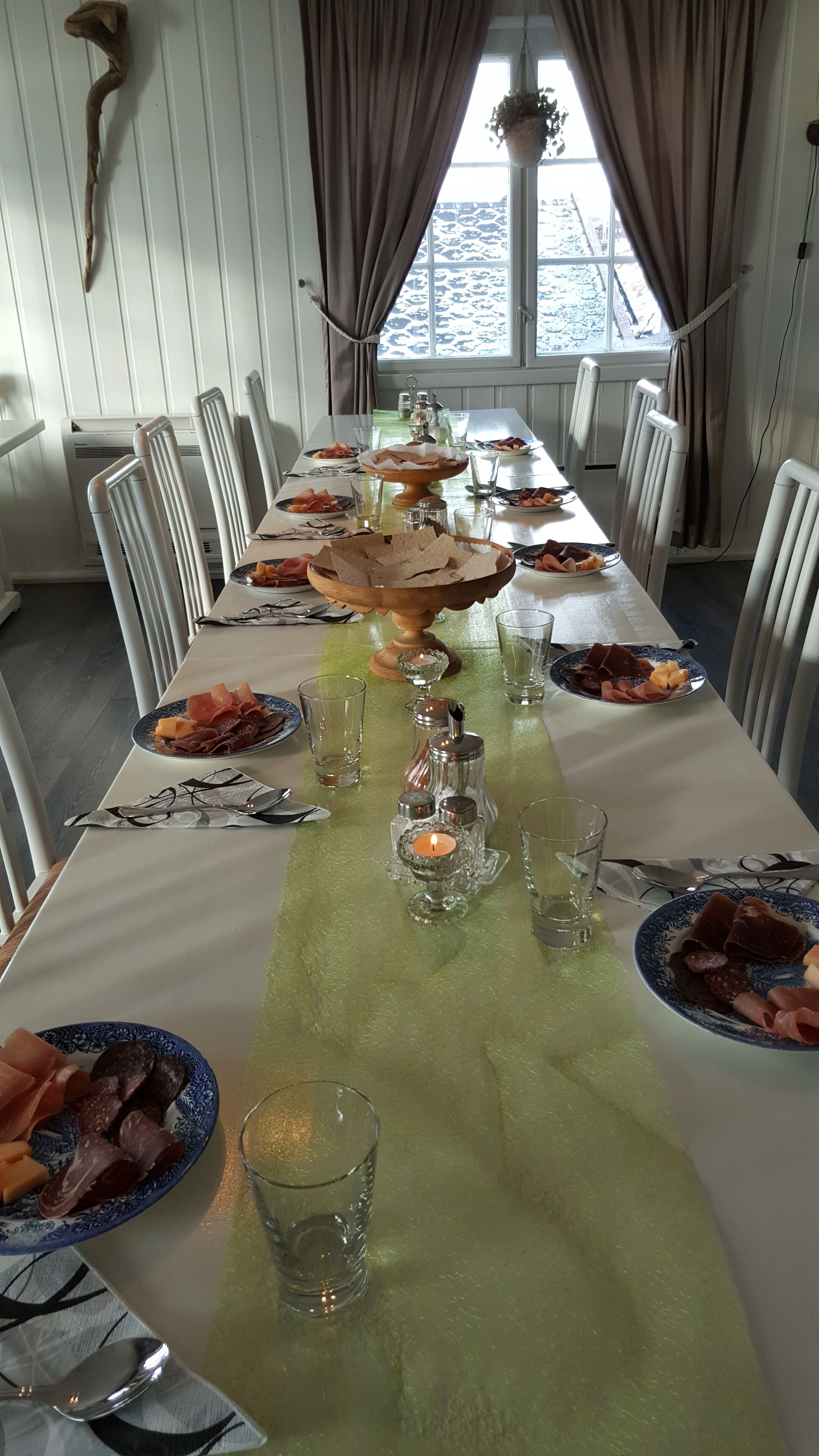 lunch and dinner served