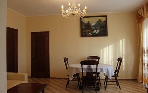 Minibar, muebles diferentes y escritorio