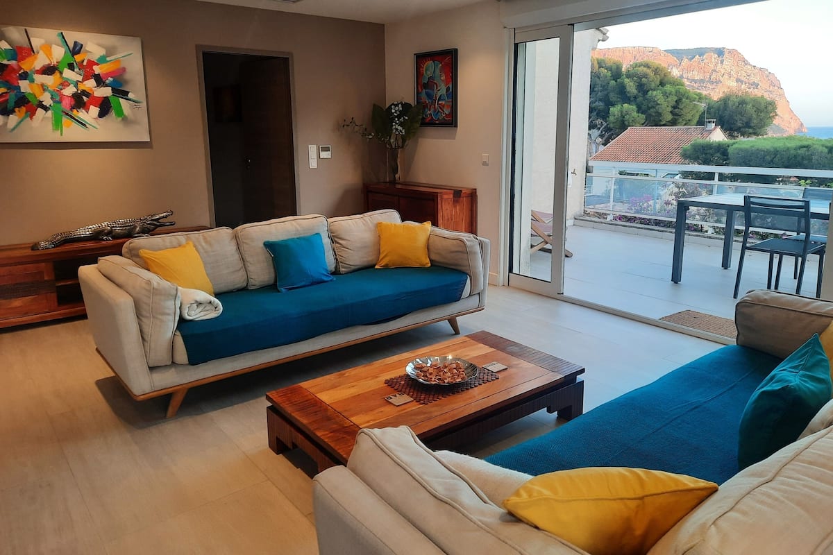 Appartement, uitzicht op zee (Panoramique) | Woonruimte | Een 137-cm flatscreentelevisie met satellietzenders en een televisie