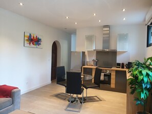 ซูพีเรียอพาร์ทเมนท์, ระเบียง, วิวสวน (Suite supérieur) | ร้านอาหาร