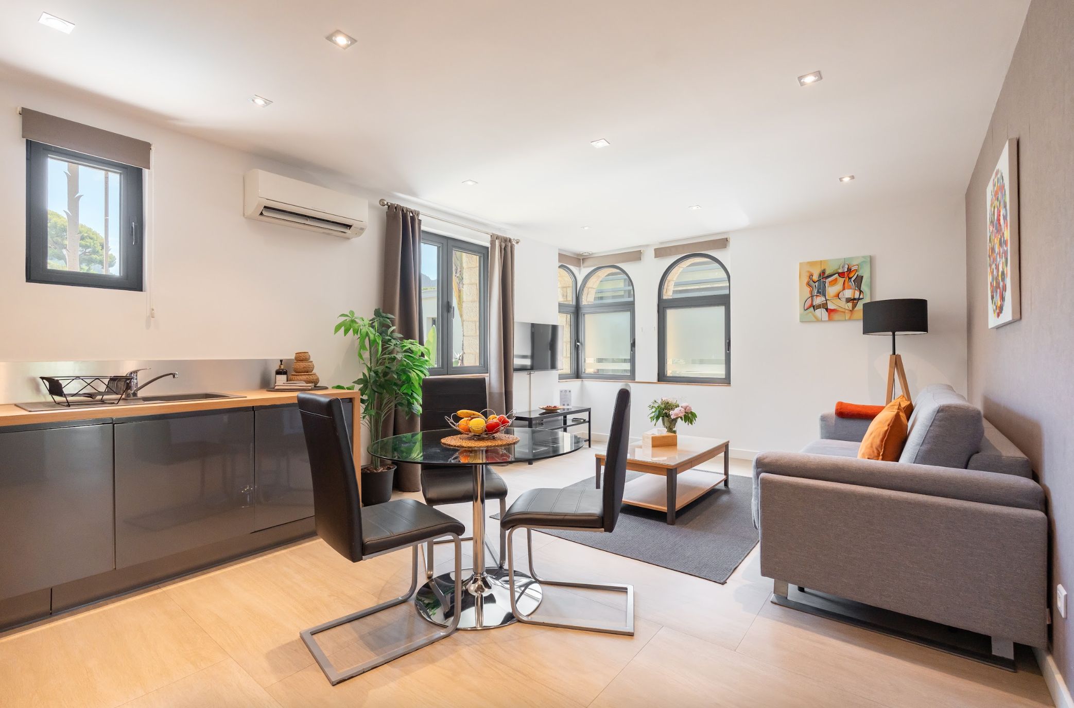 Un apartamento moderno con cocina, comedor y sala de estar.