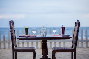 حيث تُقدم وجبات الإفطار، الغداء�، العشاء، الأطباق العالمية