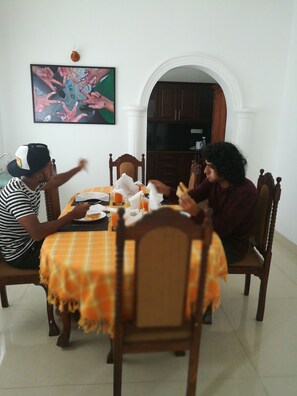Breakfast (USD 5.00 per person)