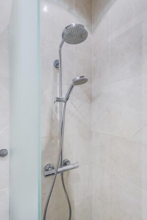 Studio | Bathroom shower - Helsinki South Central Apt Vuorimies (Helsinki)