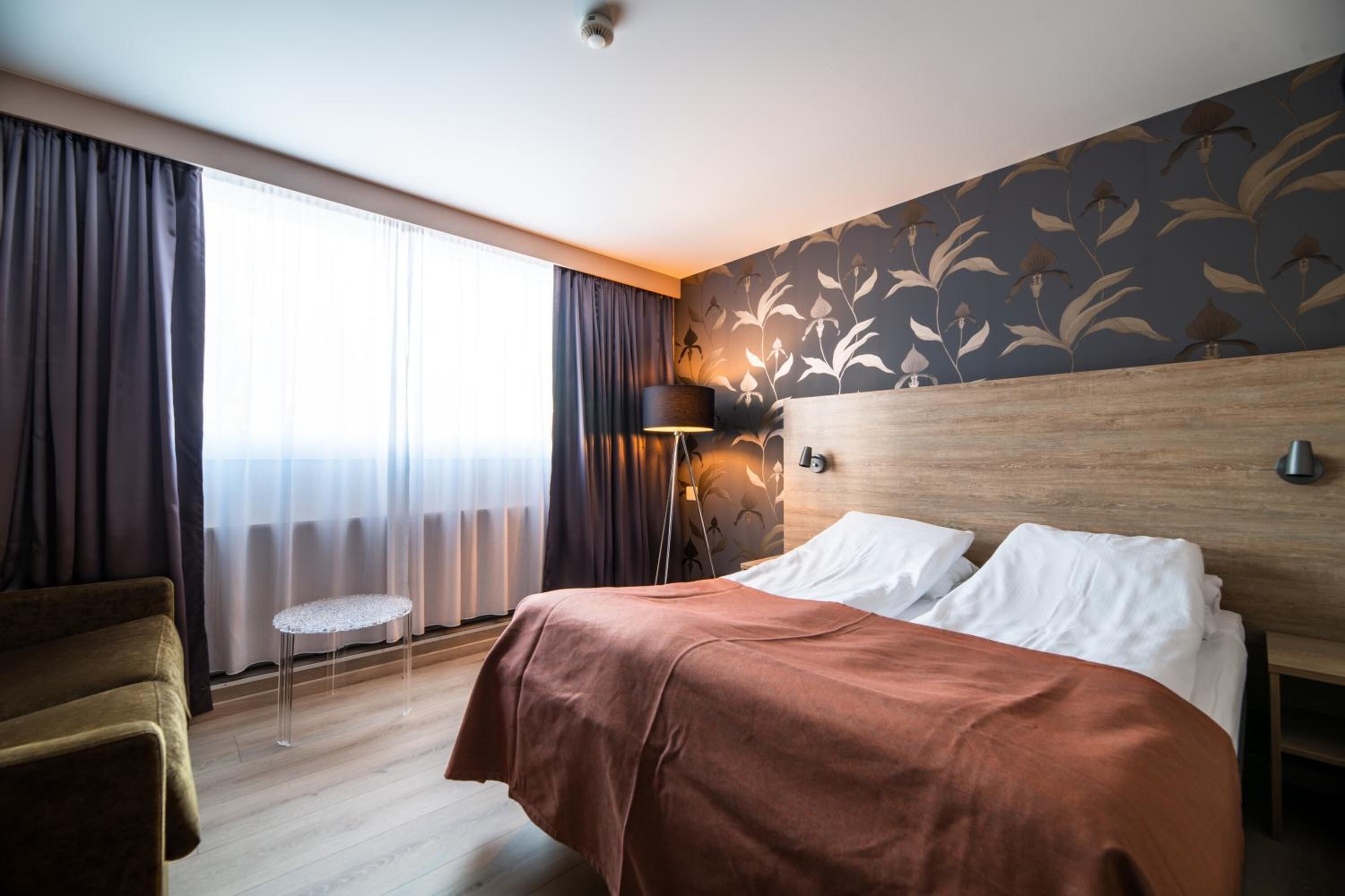 double room (ground floor) | 1 bedroom, individually decorated, individually furnished, desk