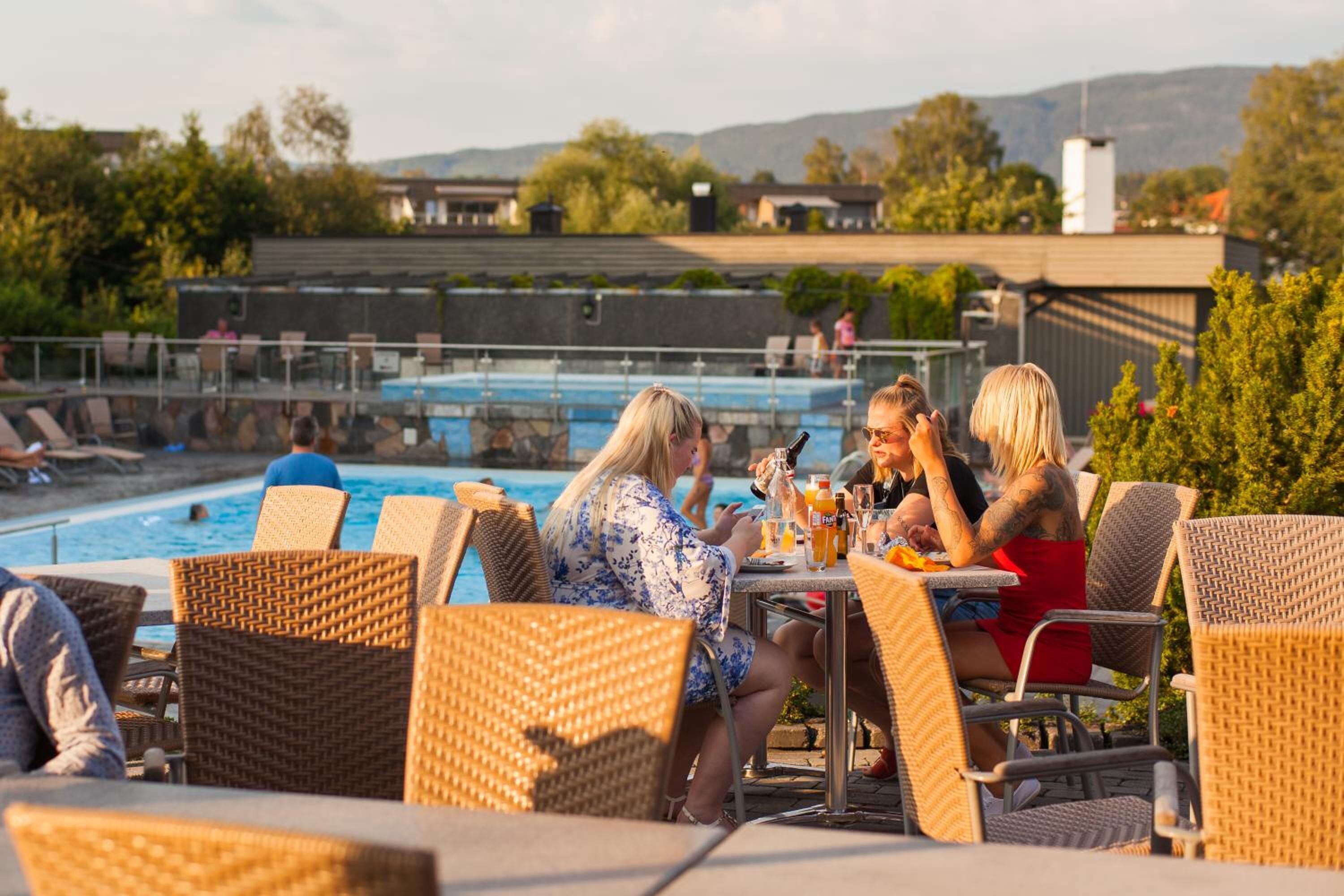 seasonal outdoor pool, open 8:00 am to 10:00 pm, pool loungers