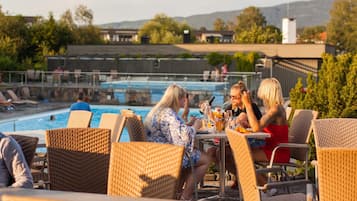 Una piscina al aire libre de temporada (de 08:00 a 22:00), tumbonas